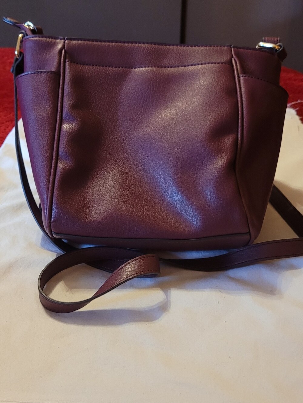 Liz Claiborne burgundy crossbody bag - Picture 2 of 6